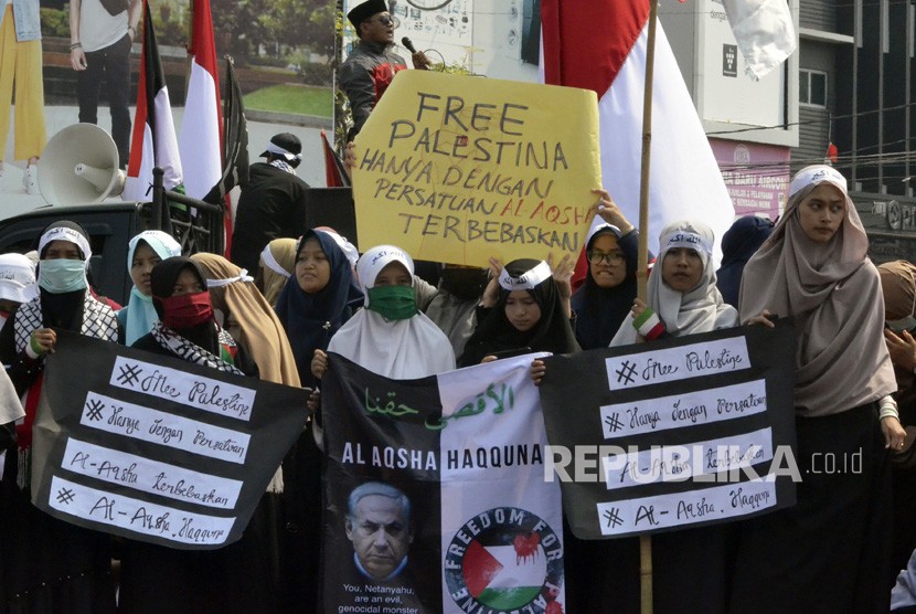 Warga yang tergabung dalam Jamaah Muslim Hizbullah Bela Palestina berunjuk rasa di Tugu Adi Pura Bandar Lampung, Lampung, Rabu (14/8/2019). 