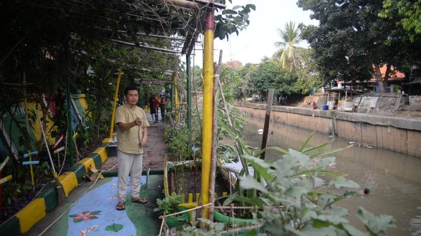 Warga yang tergabung dalam Kelompok Tani (Poktan) beraktivitas di Lokasi Poktan Sehati RW 03 Cikini, Jakarta, Jumat (14/6/2024). 