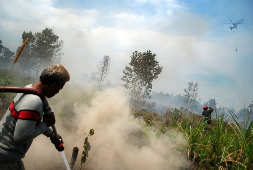 Warga yang tergabung dalam Masyarakat Peduli Api (MPA) melakukan pemadaman dilokasi lahan yang terbakar. (ilustrasi) 
