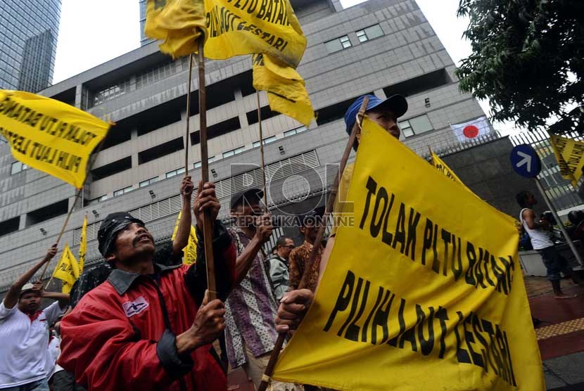  Warga yang tergabung dalam Paguyuban Rakyat Batang Berjuang Untuk Konservasi melakukan aksi menolak rencana pembangunan PLTU Batang di depan Kedubes Jepang, Jakarta, Senin (22/7).    (Republika/ Tahta Aidilla)