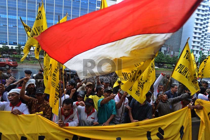  Warga yang tergabung dalam Paguyuban Rakyat Batang Berjuang Untuk Konservasi melakukan aksi menolak rencana pembangunan PLTU Batang di depan Kedubes Jepang, Jakarta, Senin (22/7).    (Republika/ Tahta Aidilla)