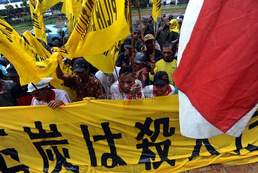  Warga yang tergabung dalam Paguyuban Rakyat Batang Berjuang Untuk Konservasi melakukan aksi menolak rencana pembangunan PLTU Batang di depan Kedubes Jepang, Jakarta, Senin (22/7).    (Republika/ Tahta Aidilla)