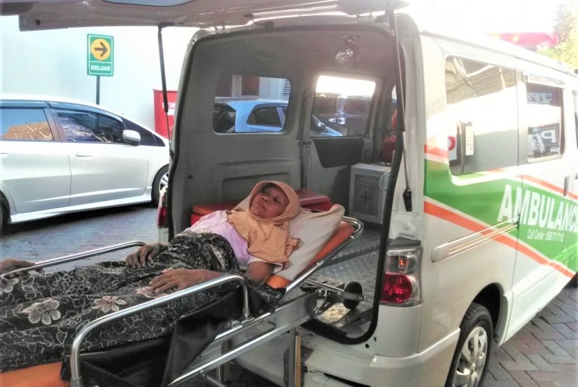 Warga Yogyakarta, Samirah diantar ambulans BMH menuju rumah sakit.