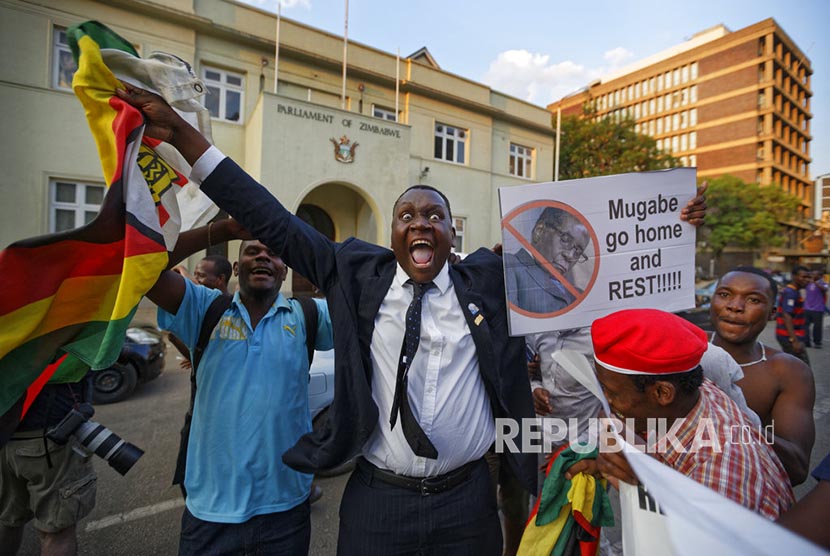  Warga Zimbabwe merayakan pengunduran diri Presiden Robert Mugabe di pusat kota Harare, Zimbabwe.