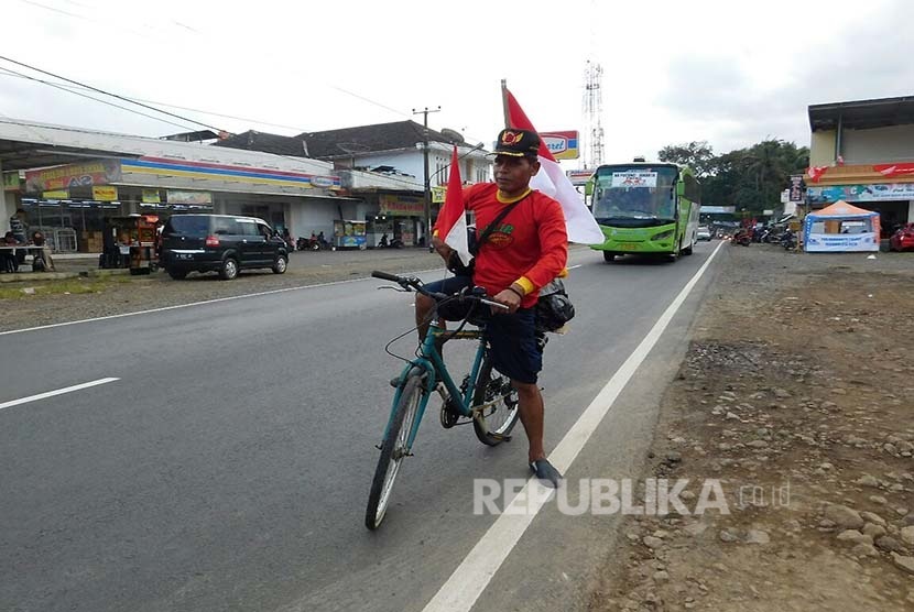 Warisno alias Kumis (46 tahun) mengayuh sepedanya saat melintasi Kecamatan Jamanis, Kabupaten Tasikmalaya, Sabtu (2/7), untuk mudik ke Kebumen.(Republika/Fuji E Permana)