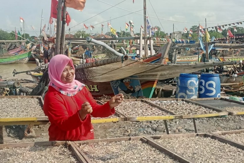 Warni, salah satu nasabah pembiayaan BTPN Syariah yang berhasil mengembangkan usaha penjualan ikan asinnya di Cirebon, Jawa Barat, Jumat (14/2).
