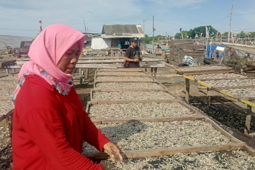 Warni, salah satu nasabah pembiayaan BTPN Syariah yang berhasil mengembangkan usaha penjualan ikan asinnya di Cirebon, Jawa Barat, Jumat (14/2).