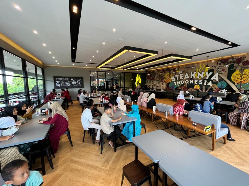 Waroeng Steak & Shake membuka cabang baru di Kota Bekasi yaitu di Jalan Raya Siliwangi No.109 A, Kelurahan Bojong Rawalumbu.