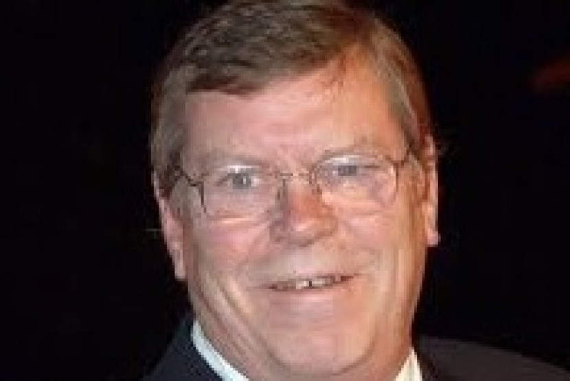  Warren Clarke