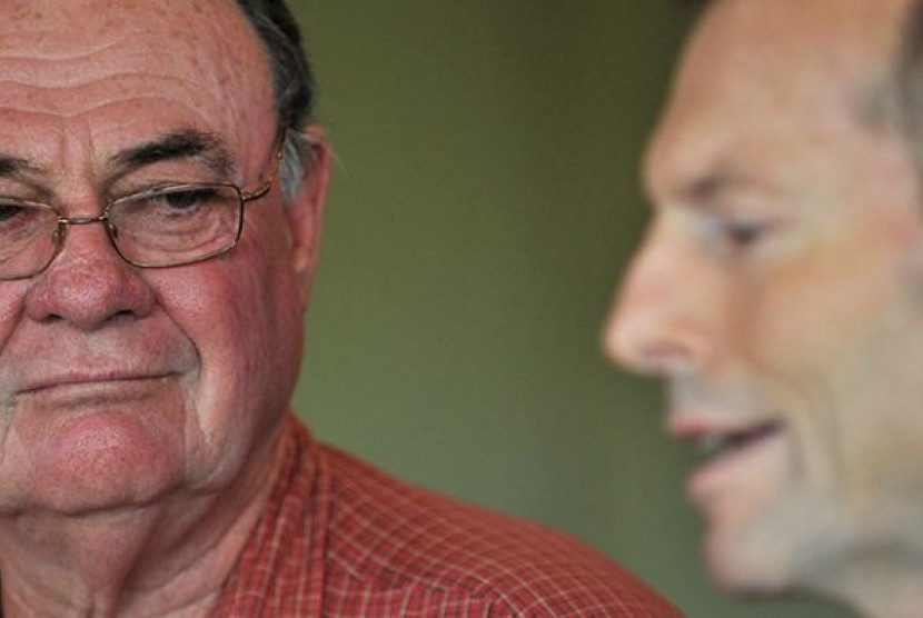 Warren Entsch (kiri) menilai komentar-komentar Tony Abbott telah merusak pemerintahan PM Malcolm Turnbull.