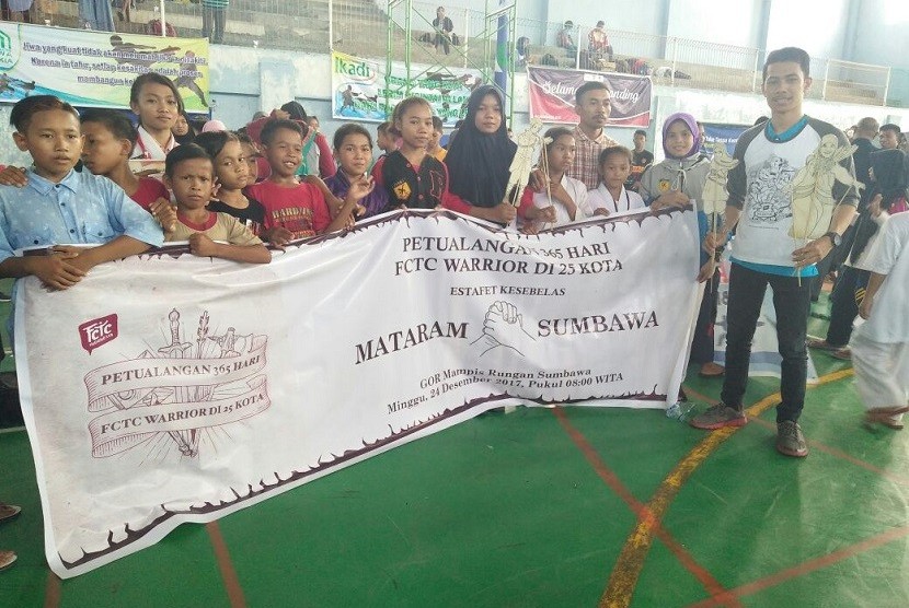 Warrior FCTC dan anak muda Sumbawa seusai acara Pementasan Wayang FCTC di GOR  Mampis Rungan, Sumbawa