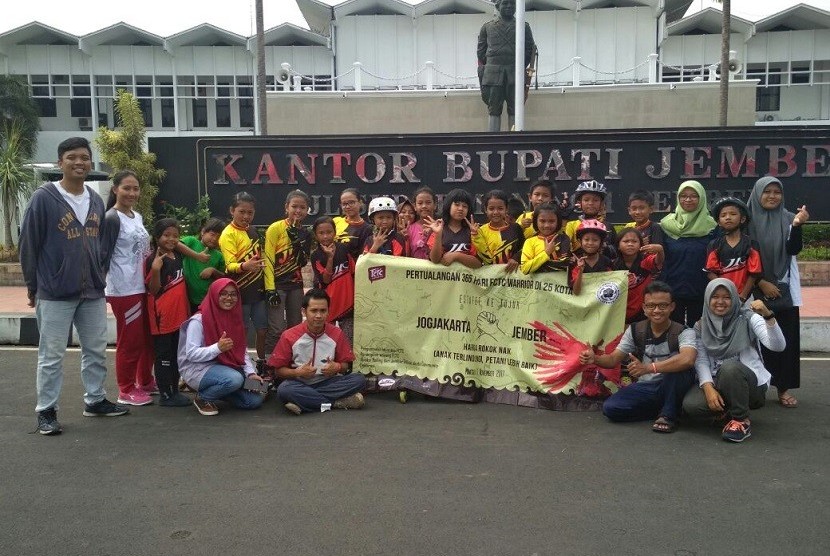 Warrior fctc kota Jember berpose bersama komunitas Kopdar Jember usai pementasan wayang fctc (12/11).