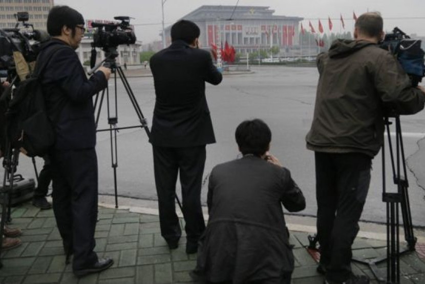 Wartawan asing memanfaatkan kesempatan mengambil gambar jelang pelaksanaan Kongres Partai Buruh Korea Utara di Kota Pyongyang, Korea Utara, Jumat (6/5).