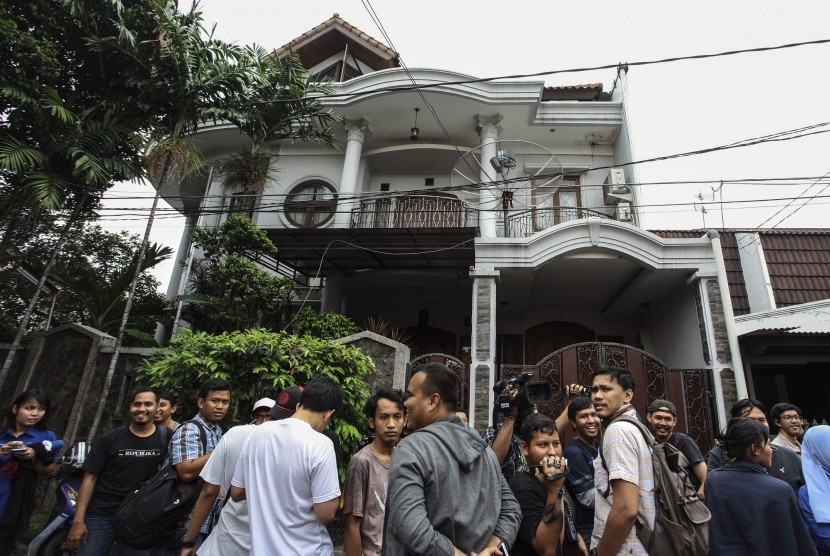 Wartawan berada di depan salah satu rumah milik hakim Mahkamah Konstitusi Patrialis Akbar di Jakarta, Kamis (26/1).