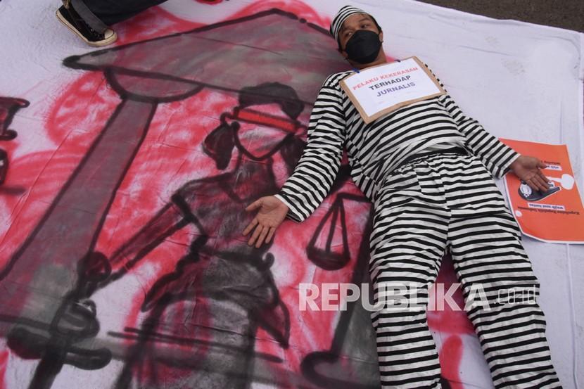 Wartawan dari Aliansi Jurnalis Independen (AJI) Jakarta menggelar aksi solidaritas untuk jurnalis Tempo Nurhadi, di kawasan Patung Kuda Arjuna Wijaya, Jakarta, Selasa (11/1/2022). AJI Jakarta menuntut peradilan yang bersih serta vonis berat bagi pelaku kekerasan terhadap jurnalis Tempo Nurhadi yang menjadi korban kekerasan ketika melaksanakan peliputan investigasi di Surabaya, Jawa Timur, terkait kasus suap yang dilakukan mantan Direktur Pemeriksaan dan Penagihan Ditjen Pajak Kemenkeu Angin Prayitno Aji. 