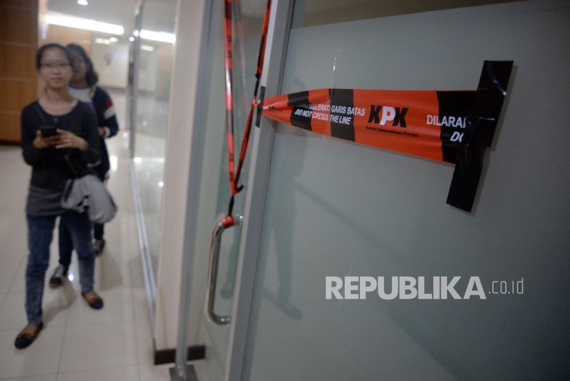   Wartawan melintas ruang CCTV yang disegel KPK di gedung DPRD DKI Jakarta, Jakarta Pusat, Jumat (1/4).  (Republika/Yasin Habibi)