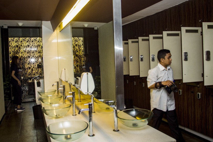 Wartawan melintasi loker room lantai tujuh di Hotel dan Griya Pijat Alexis, Jakarta, Selasa (31/10).