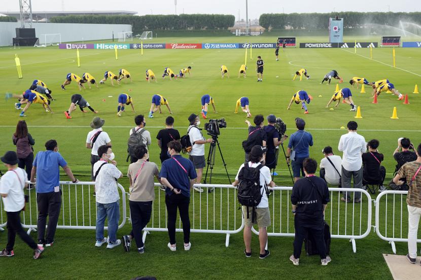 Wartawan meliput pemanasan pemain saat sesi latihan timnas Jepang di Piala Dunia 2022 di Al Said SC New Training Facilities 1, di Doha, Sabtu, 19 November 2022. 