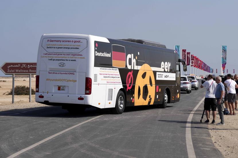 Sebuah kendaraan bus yang membawa timnas Jerman dengan kawalan petugas keamanan meninggalkan base camp Zulal dekat Ruwais, Qatar, Jumat (2/12/2022).
