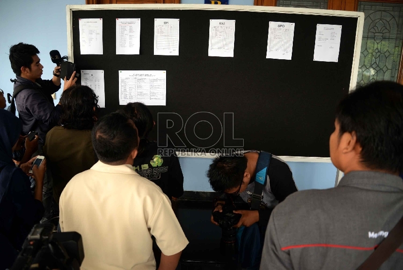 Wartawan mencari infomasi korban jatuhnya pesawat pesawat Hercules C–130 di papan pengumuman Bandara Halim Perdanakusuma, Jakarta, Rabu (1/7). (Republika/Yasin Habibi)