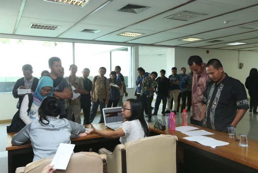 Wartawan mendaftar sidang paripurna MPR.