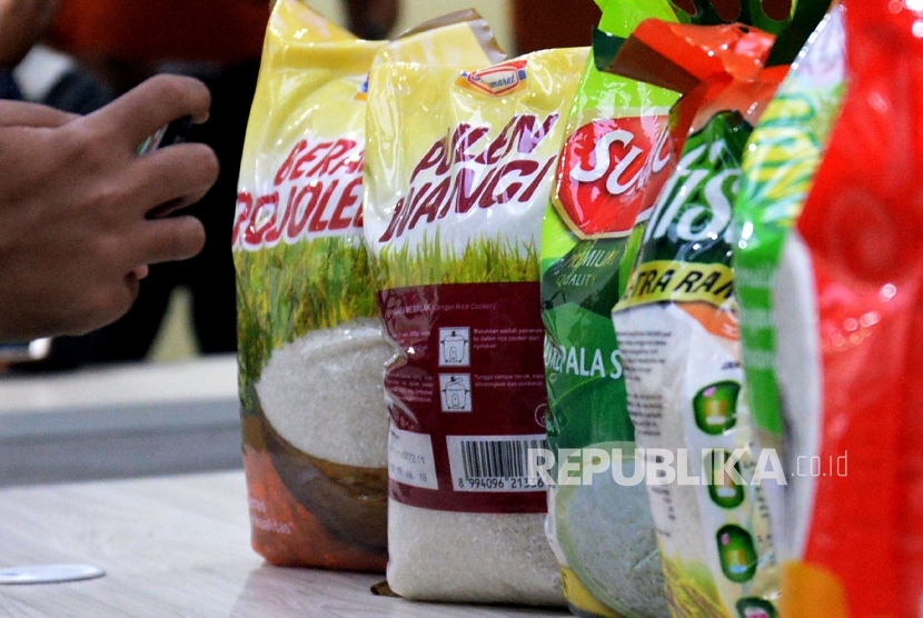  Wartawan mengambil gambar barang bukti sebelum dilakukanya jumpa pers tentang kasus PT Indo Beras Unggul (IBU) yang terindikasi melakukan kecurangan kualitas produk beras di Bareskrim, Mabes Polri, Jakarta, Kamis (25/8). 
