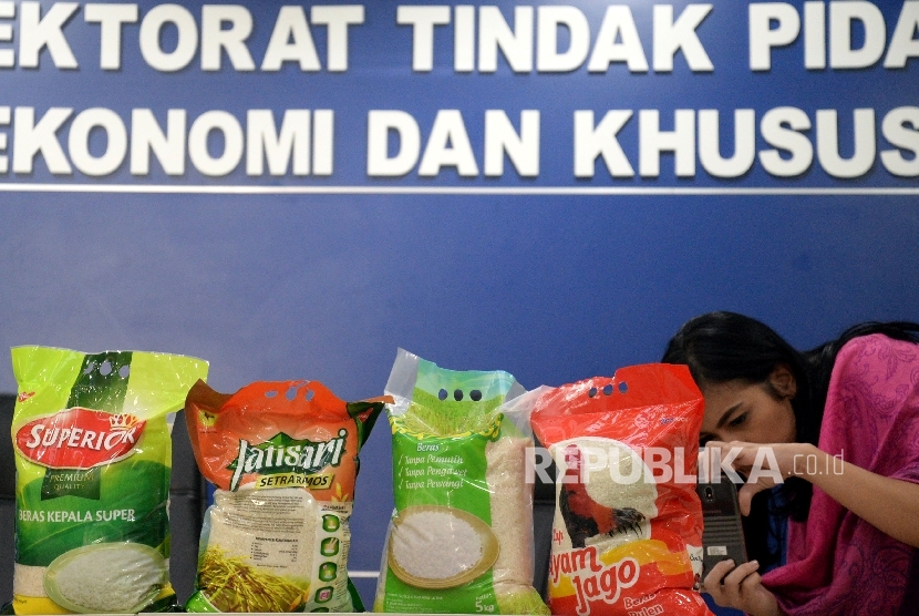Wartawan mengambil gambar barang bukti sebelum dilakukanya jumpa pers tentang kasus PT Indo Beras Unggul (IBU) yang terindikasi melakukan kecurangan kualitas produk beras di Bareskrim, Mabes Polri, Jakarta, Kamis (25/8). 
