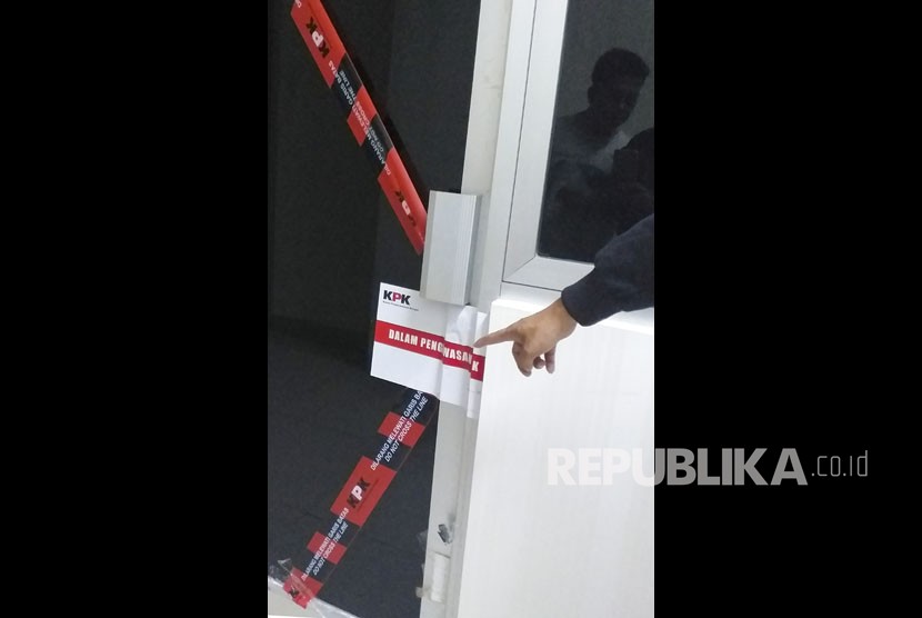 Wartawan mengambil gambar pintu samping ruangan kantor sementara Bupati Kabupaten Muara Enim, Sumatera Selatan yang disegel Komisi Pemberantasan Korupsi (KPK) di gedung Bappeda Muara Enim, Sumatera Selatan, Selasa (3/9/2019) dini hari. 