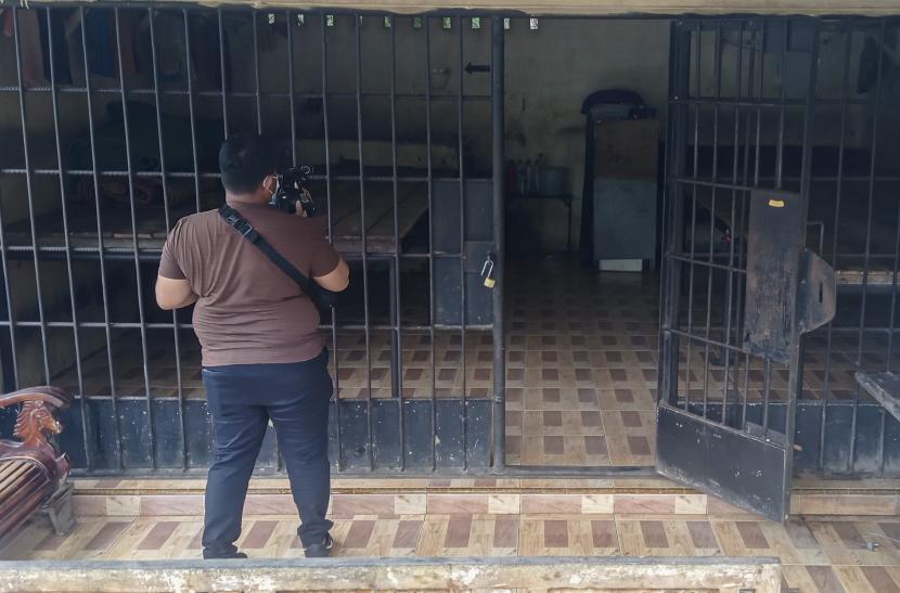 Wartawan mengambil gambar ruang kerangkeng manusia yang berada di kediaman pribadi Bupati Langkat nonaktif Terbit Rencana Peranginangin di Desa Raja Tengah, Kecamatan Kuala, Kabupaten Langkat, Sumatera Utara, Rabu (26/1/2022).