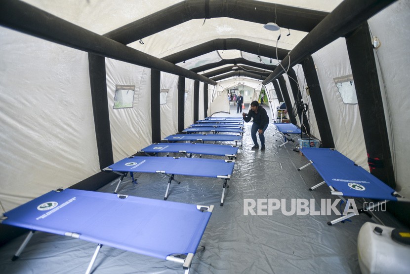 Wartawan mengambil gambar tenda darurat di Rumah Sakit Cipto Mangunkusumo (RSCM), Jakarta, Kamis (23/5/2019).
