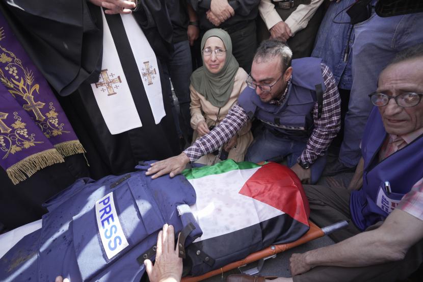  Wartawan mengelilingi  jenazah Shireen Abu Akleh, seorang jurnalis jaringan Aljazirah, ke kamar mayat di dalam Rumah Sakit di kota Jenin, Tepi Barat, Rabu, 11 Mei 2022. Wartawan Palestina yang terkenal untuk saluran bahasa Arab penyiar itu adalah ditembak dan dibunuh saat meliput serangan Israel di kota Jenin di Tepi Barat yang diduduki Rabu pagi, kata kementerian kesehatan Palestina.