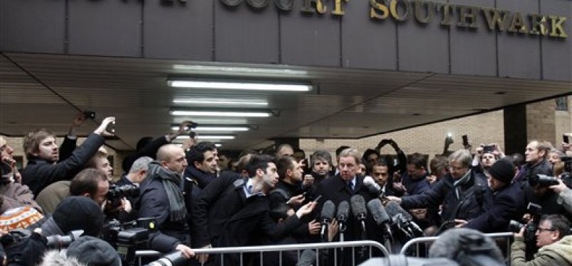 Wartawan menyerbu Harry Redknapp (tengah), manajer Tottenham Hotspur, yang baru saja menjalani sidang di Pengadilan Southwark Crown, London, Rabu (8/2). 