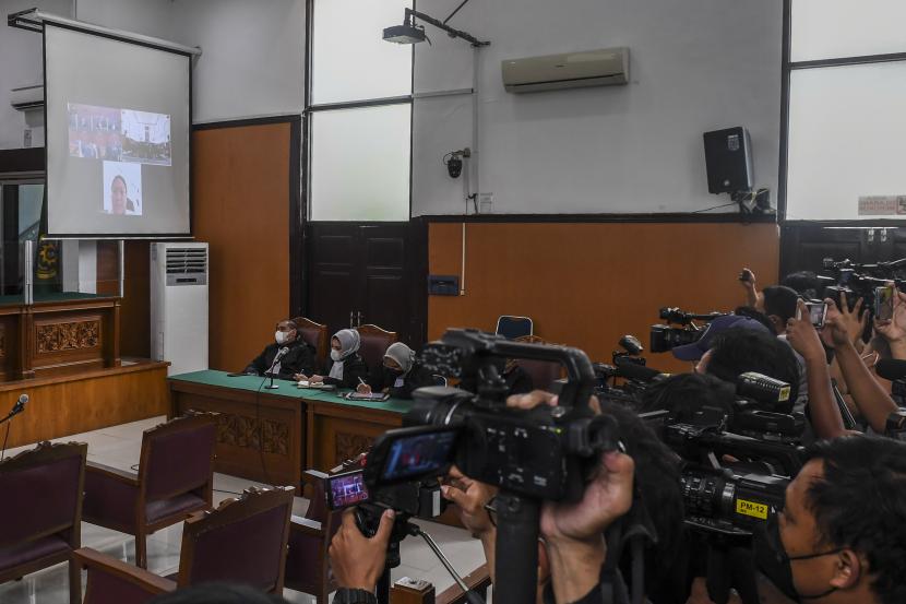 Wartawan merekam persidangan pembacaan putusan dengan terdakwa Olivia Nathania di Pengadilan Negeri Jakarta Selatan, Jakarta, Senin (28/3/2022). Majelis Hakim menjatuhkan hukuman penjara selama tiga tahun kepada Olivia dalam kasus rekrutmen CPNS fiktif.