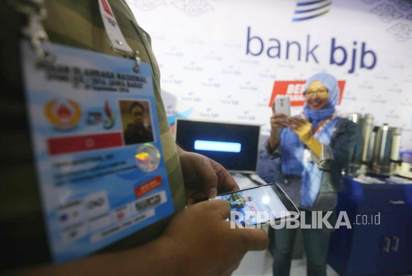 Wartawan peliput PON XIX 2016 Jabar berfoto selfie di stan relaksasi Bank BJB, di Media Centre Utama (MCU), Trans Hotel Bandung, Kota Bandung, Ahad (18/9). (Republika/Edi Yusuf)