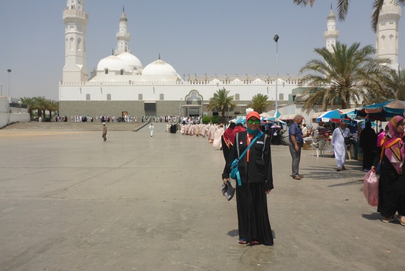 Wartawan Republika, Ani Nursalikah, berfoto dengan latar belakang Masjid Quba, Madinah, Arab Saudi, pada Senin (7/8).