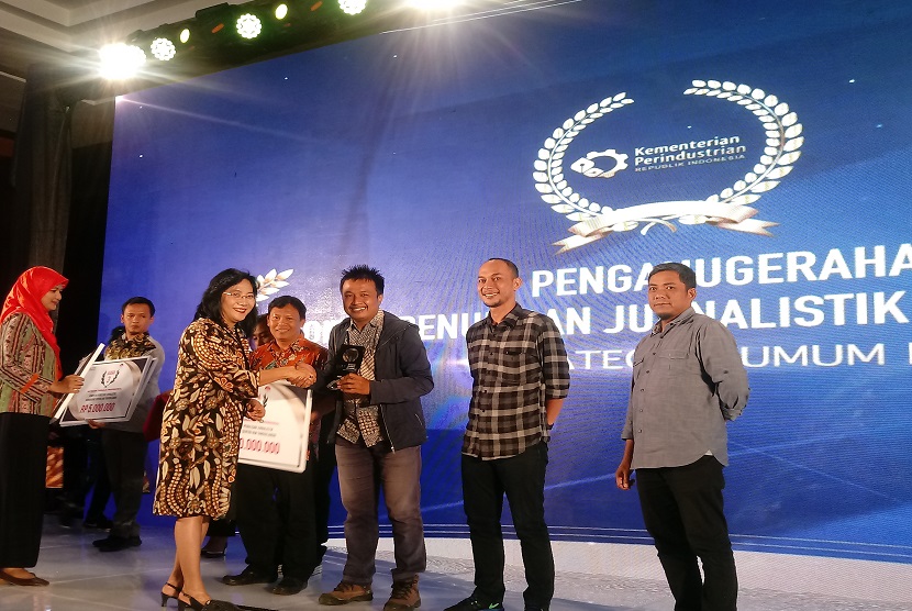 Wartawan Republika, Erik Purnama Putra (baju hitam), menjadi juara kedua dalam Lomba Penulisan Jurnalistik Rebranding Tanggulangin dengan kategori jurnalis. Penganugerahan dilakukan di sela acara Semarak Festival IKM 2018 di Jakarta, Kamis (13/12). 