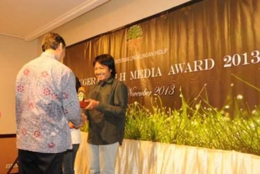 Wartawan Republika, Erik Purnama Putra menyabet juara 2 kategori media cetak Kementerian Lingkungan Hidup (KLH) Media Award 2013.