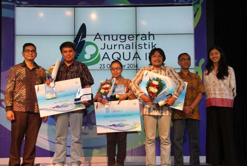 Wartawan Republika, Erik Purnama Putra meraih juara I Karyka Jurnalistik Anugerah Jurnalistik Aqua IV