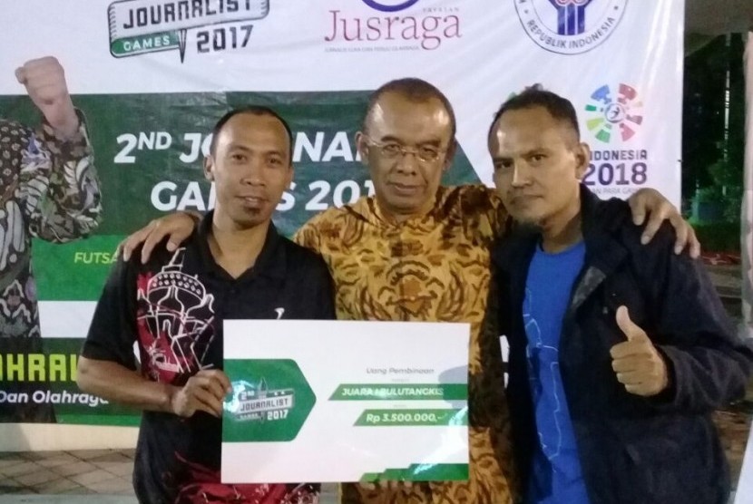 Wartawan Republika Fitriyanto (kanan) berfoto bersama Sesmenpora Gatot S Dewa Broto saat penyerahan hadiah juara bulu tangkis 2nd Journalist Games 2017 di Kantor Kemenpora, Jakarta, Sabtu (9/12). Fitriyanto menjuarai ganda putra bulu tangkis berpasangan dengan jurnalis Berita Satu, Iman Rahman Cahyadi.