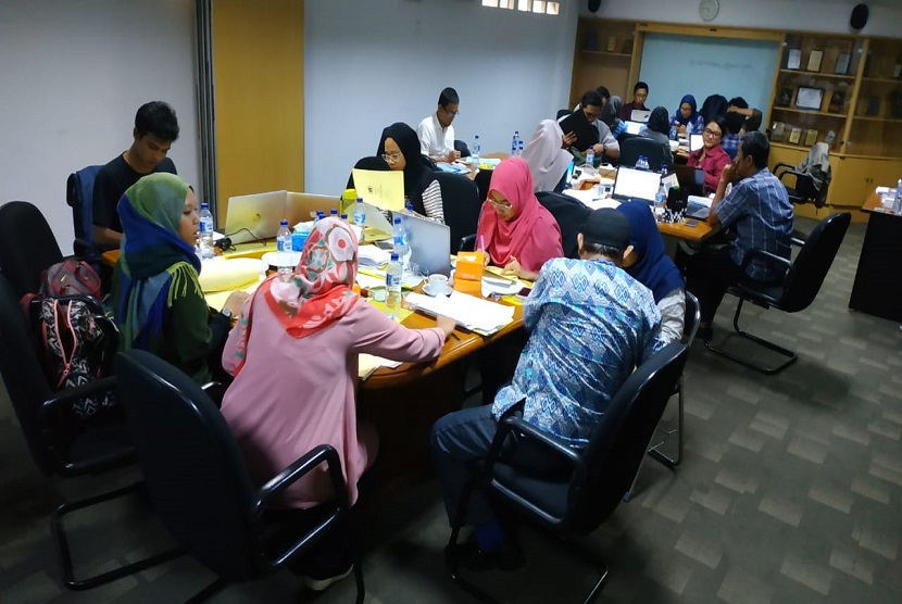 wartawan Republika mengikuti uji kompetensi wartawan (UKW) yang diselenggarakan Persatuan Wartawan Indonesia (PWI) dikantor Republika, Jakarta, Sabtu (29/12). 