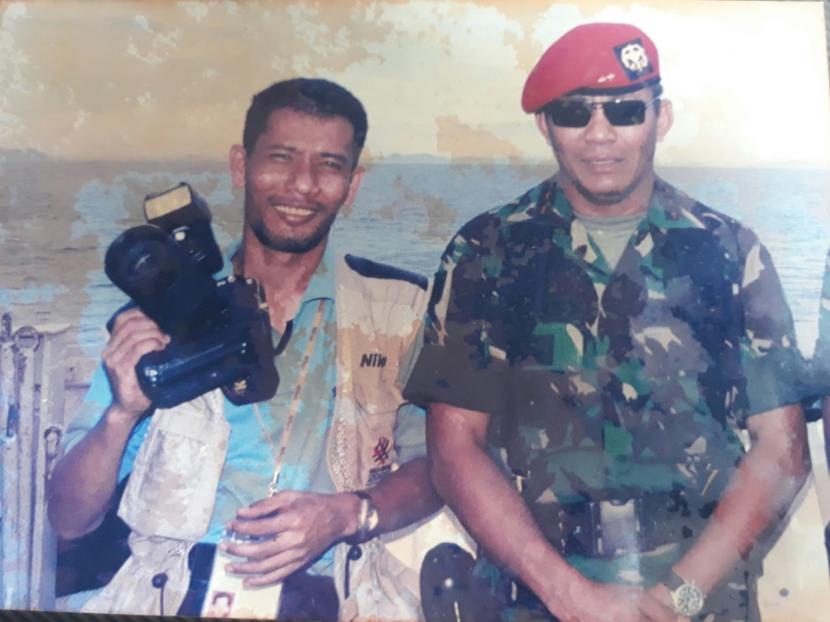 Wartawan Republika Rusdy Nurdiansyah Bersama Komandan Kopassus TNI AD, Mayjen Sriyanto diatas kapal perang AL menuju Sabang mengikuti kunjungan kerja Kasad Jenderal Ryamizard Ryacudu pada Mei 2003.