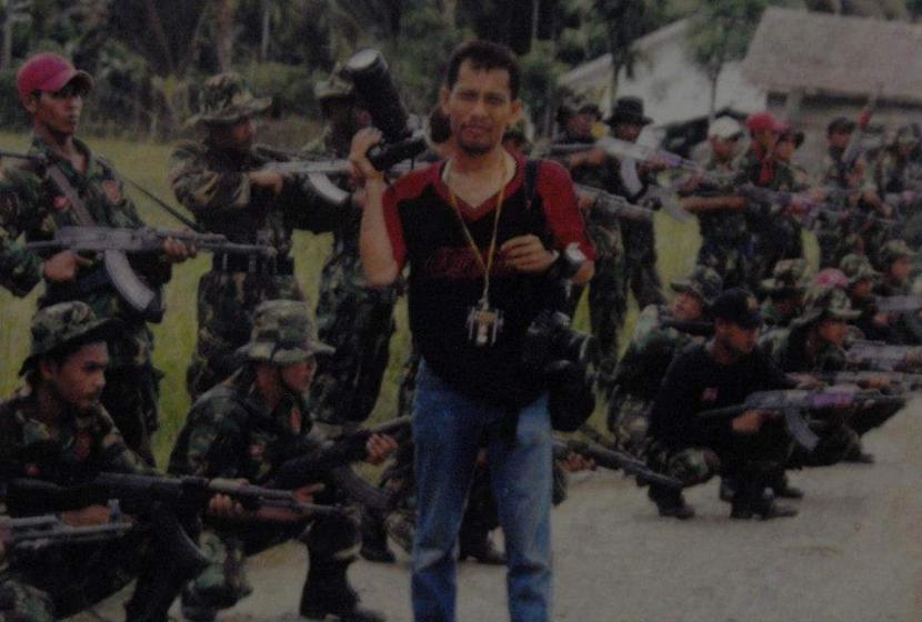 Wartawan Republika Rusdy Nurdiansyah saat menghadiri parade ratusan pasukan Tentara Nasional Aceh (TNA) GAM bersenjata laras pajang jenis AK-47 dan puluhan senjata pelontar roket di markas GAM wilayah Batee Ileik di bawah kekuasaan Panglima GAM Teuku Darwis Jeunib, 18 Mei 2003.  Rusdy  akan menerima Press Card Number One (PCNO) di acara puncak Hari Pers Nasional (HPN) 2022  di Kendari, Sulawesi Tenggara, Rabu (9/2/2022). 