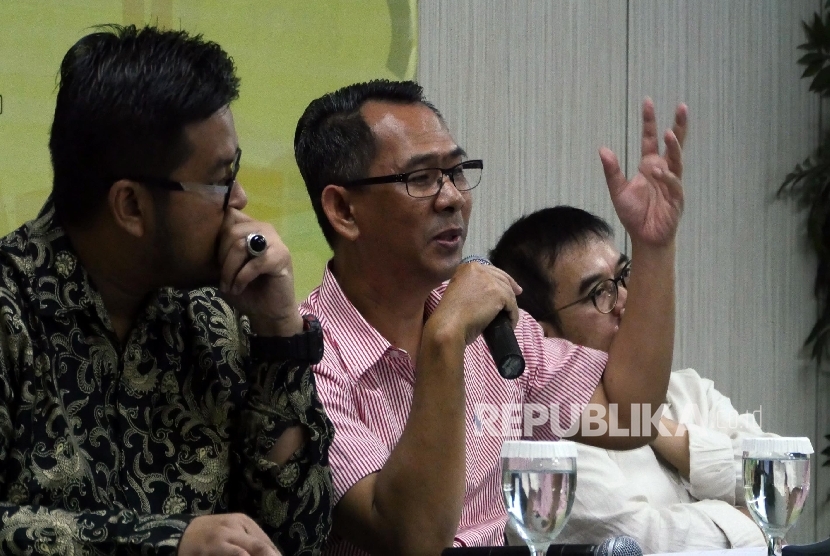 Wartawan Senior Harian Republika Nasihin Masha (tengah) saat menjadi pembicara pada diskusi hasil penelitian Indeks Kota Islami Indonesia, di Jakarta, Selasa (17/5).