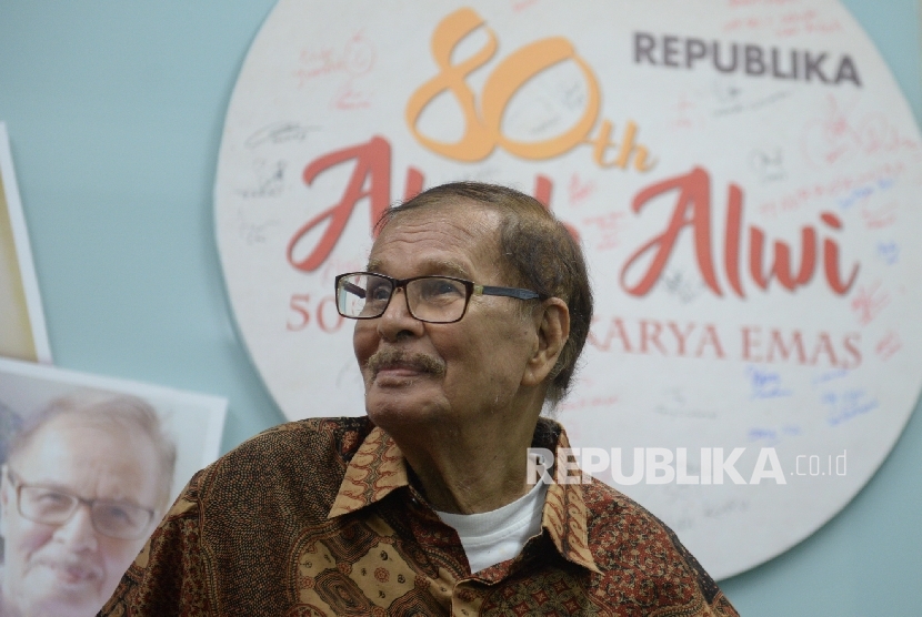 Wartawan senior Republika Alwi Shahab (kanan) bersama istri menghadiri Syukuran 50 Tahun Karya Emas Abah Alwi di Kantor Republika, Jakarta, Rabu (31/8). (Republika/ Wihdan)