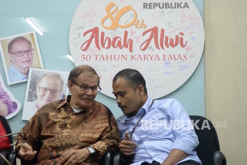  Wartawan senior Republika, almarhum Alwi Shahab (kiri) saat berbincang dengan Pemimpin Redaksi Republika Irfan Junaedi (kanan)