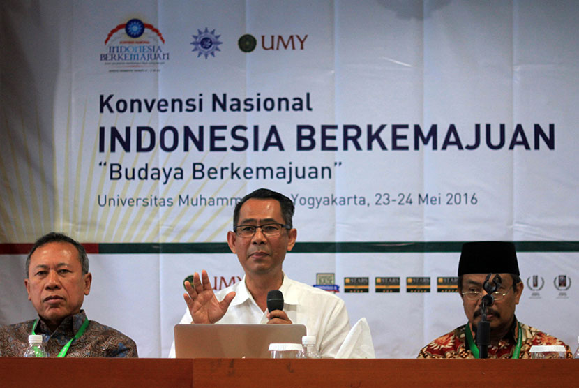  Wartawan senior Republika, Nasihin Masha menjadi salah satu pembicara pada Konvensi Nasional Indonesia Berkemajuan (KNIB) yang digelar Muhammadiyah di Universitas Muhammadiyah Yogyakarta (UMY), Selasa (24/5).