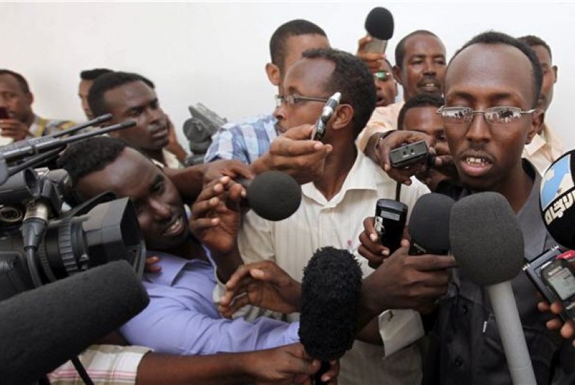 Wartawan Somalia, Abdiaziz Abdinur (kanan), berbicara dengan reporter usai Mahkamah Agung Somalia membebaskannya di Mogadishu pada Ahad (17/3). 
