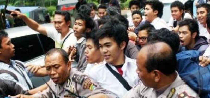 Wartawan terdesak (kiri), oleh puluhan pelajar SMA 6, saat terjadi rusuh di depan Gedung SMA 6, Jakarta, Senin (19/9).