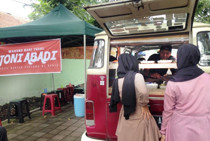 Warteg Joni Abadi di Kota Bandung. Warteg ini mengusung tema food truck.