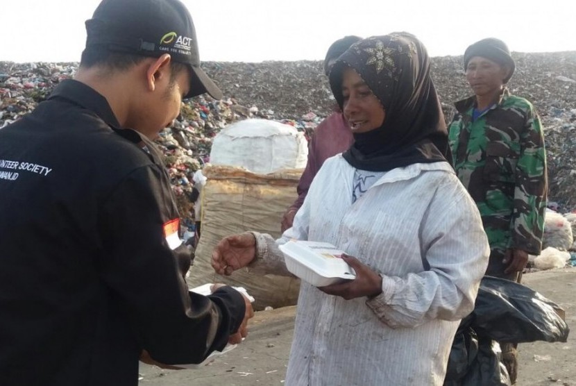 Warung Bakso Abu Nawas berkolaborasi dengan Masyarakat Relawan Indonesia (MRI) - ACT Aceh mendistribusikan ribuan paket nasi gratis. 